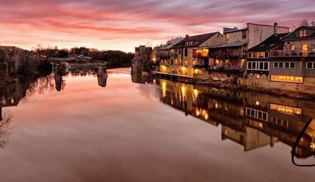 Cozy One bedroom apartment a minute walk away from the Elora mill -pet friendly