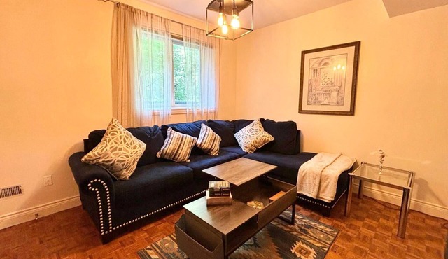 Cozy One Bedroom Basement Apt with Free Parking