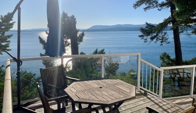 Cozy Pender Island Waterfront Cottage