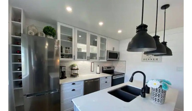 Cozy Pet Friendly Farmhouse Style Near Hospital