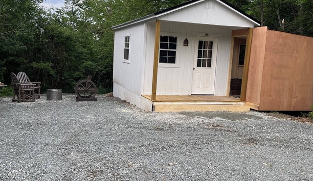 Cozy private Glamping cabin in walking distance to beach and 2 others close bye.