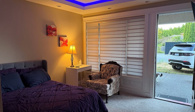 Cozy Private Suite with Separate Entrance in Richmond. Near YVR airport
