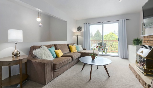 COZY, QUAINT 3 BED CLOSE TO SHOPS & USA