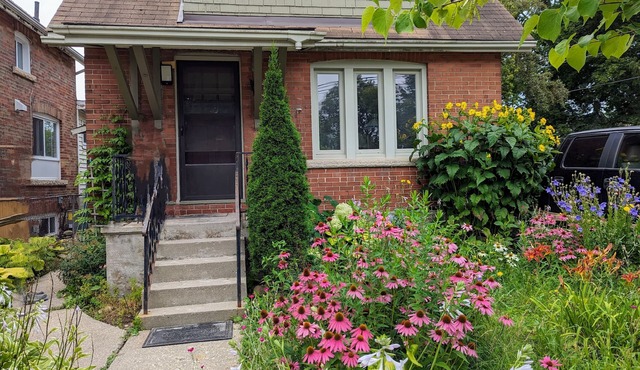 Cozy retreat home in Guelph. Pet-friendly!