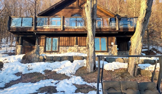 Cozy retreat, lake and mountain views, hot tub, king bed, Golf Club amenities