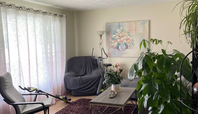 Cozy Room for Rent - Perfect for Female/Student!
