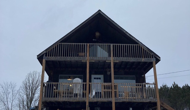 Cozy rural getaway. 5 acres with pond and forest. Family/pet friendly!