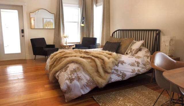 Cozy Shawnigan Lake Carriage House