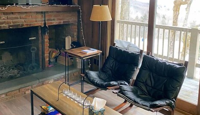Cozy, Ski-In/Ski-out 1-Bedroom condo at Bromley's Chester House in Peru