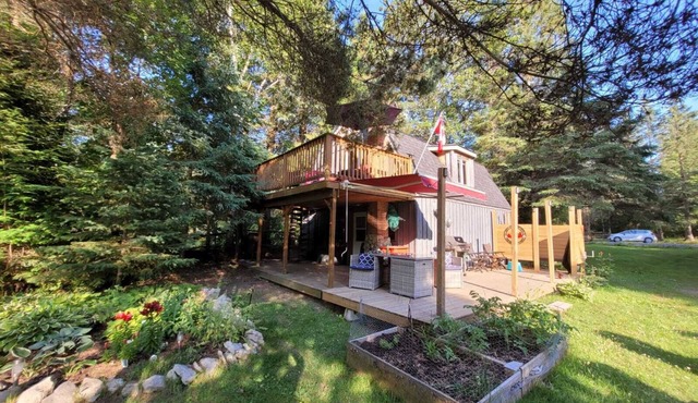 Cozy & small waterfront cottage, dog friendly! 2 to 4 people, 2 hours from GTA