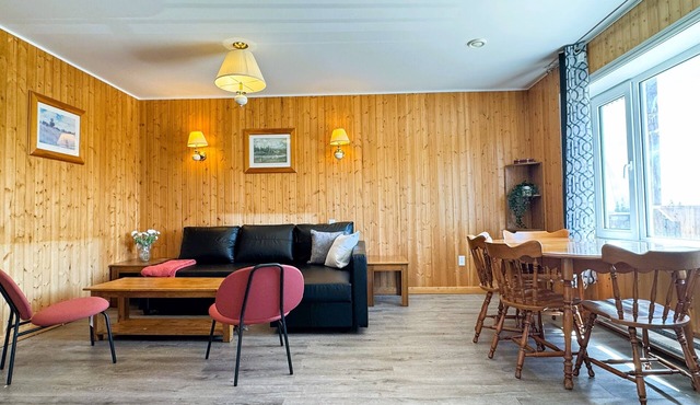 Cozy spacious with private deck | On cabot trail | Unit 15 @ Great Cabot Lodge