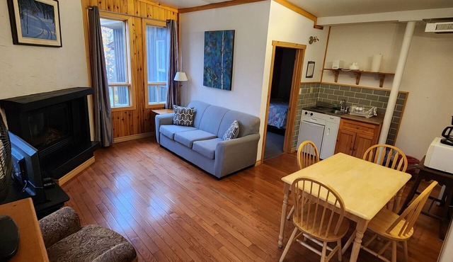 Cozy stay at Haliburton Forest. Trails, Wolf Centre, Canopy Tour, 100 lakes!