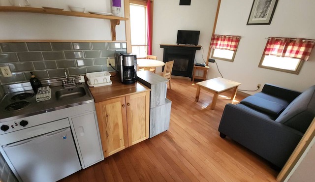 Cozy stay at Haliburton Forest. Trails, Wolf Centre, Canopy Tour, 100 lakes!