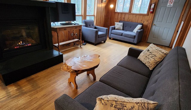 Cozy stay at Haliburton Forest. Trails, Wolf Centre, Canopy Tour, 100 lakes! in Dysart and Others