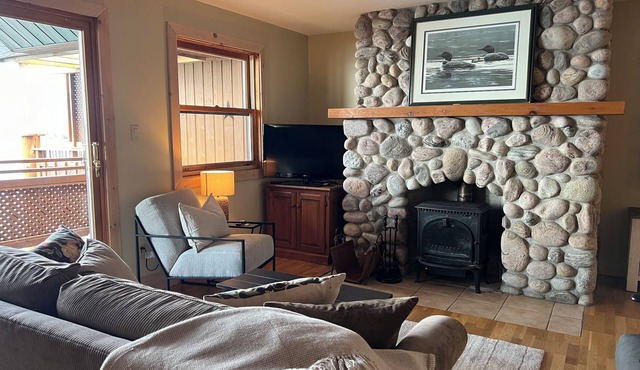 Cozy Stoney Lake Cottage Suite, with fireplace, stunning lake view-Pet Friendly