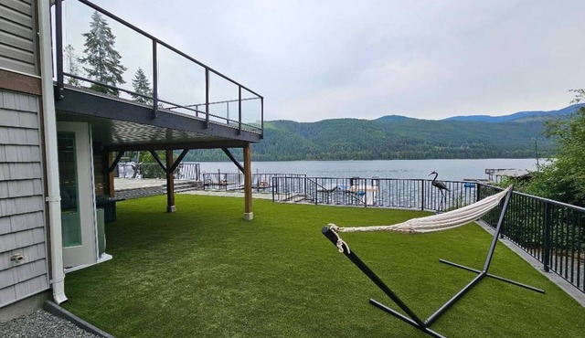 Cozy suite for two on Sproat Lake, footsteps away from the beach.