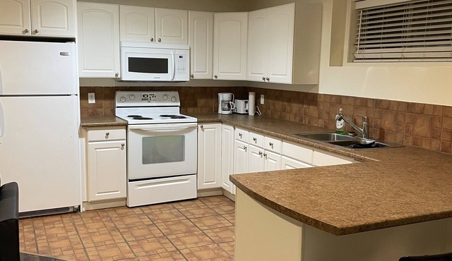 Cozy Suite in family neighborhood, near hiking trails and park
