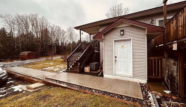 Cozy suite in the woods. 15min to Grand lake, 6min to amenities. Pet friendly!
