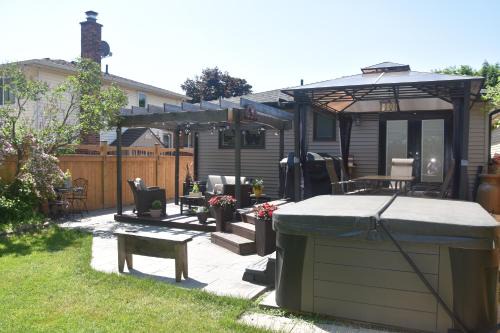 Cozy Suite with HOT TUB & Highspeed Internet