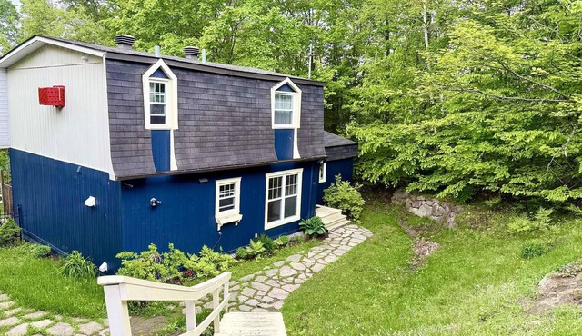 Cozy, Sunlit Family Retreat in Sainte-Adèle – Near Ski, Trails & Spa!