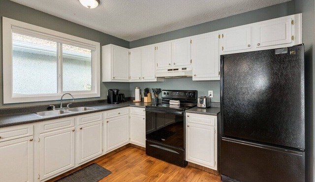"Cozy Up" 3 Bed w Bunk Beds! Sleeps 6-Upper Suite