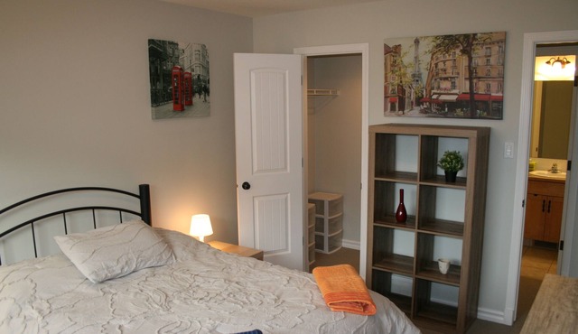 Cozy upstairs condo with lots of light & full office space 5mins to University