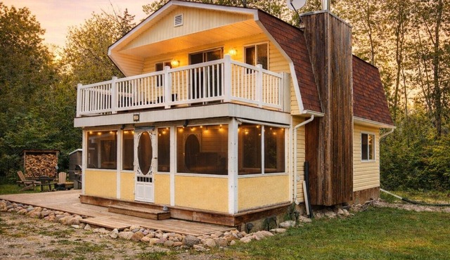 Cozy Victoria Beach Cabin – Two Screened Porches, Bikes, Firepit and Woodstove
