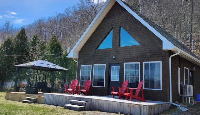 Cozy Waterfront Cottage on the Kennebecasis River. Pet Friendly!