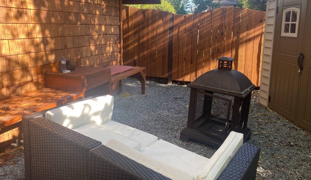 Cozy West Coast Cottage for Weekly Stays (pet friendly)