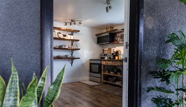 Cozy West Coast Getaway - 10' drive from Ferry