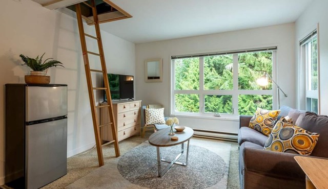 Cozy Whistler Retreat 2bd loft, ski/bike in/out steps to gondola!