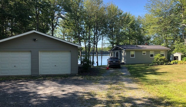 Cozy Year-Round Lakefront Cottage Near Bridgewater on the Beautiful South Shore