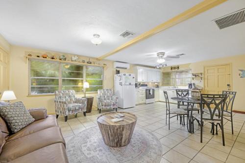 Creamsicle Cottage in Cedar Key