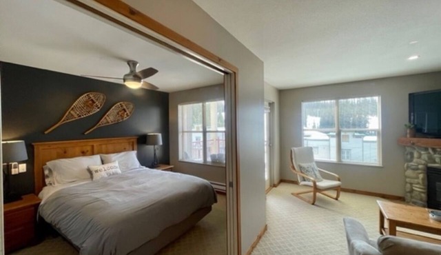 Creekside condo w/full kitchen, gas fireplace, close to trails & village