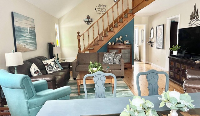 Crest Beach Lake House: 4-Season Getaway Between Bayfield and Grand Bend!