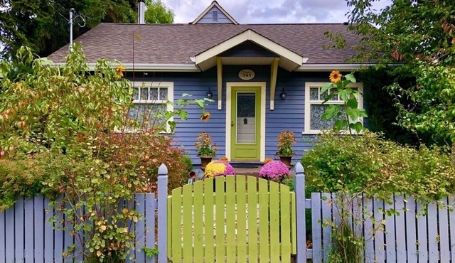 Cricket Cottage: Naramata Village property steps to Manitou Park & Okanagan Lake