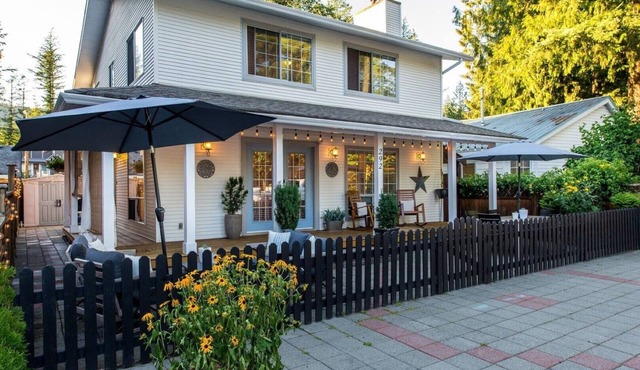 Cultus Lake Cottage- 5 bedroom 3 bathroom- Walking distance to beach