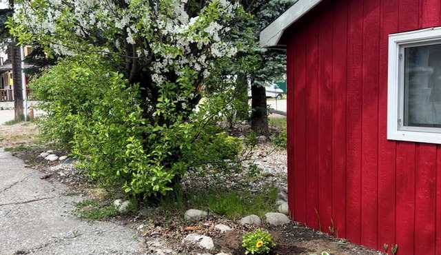 Cute cozy red cottage.Close to the KVR, and river, perfect for outdoorsy people.