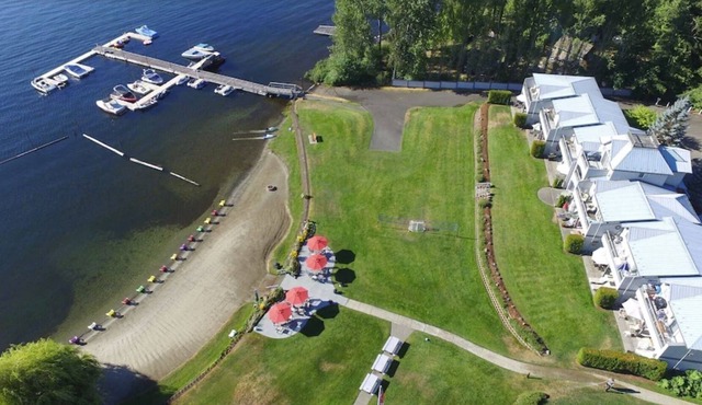 Cute Lake-side Condo at Shawnigan Lake Beach Resort