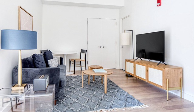 Dapper Back Bay Studio, w/Gym, walk to Newbury St. by Blueground in Boston