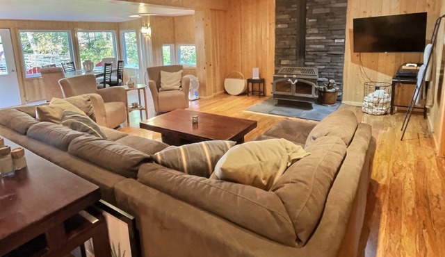 Dazzling Gull Lake Cabin + Lakefront + 4 Bdr + Hot Tub(200)