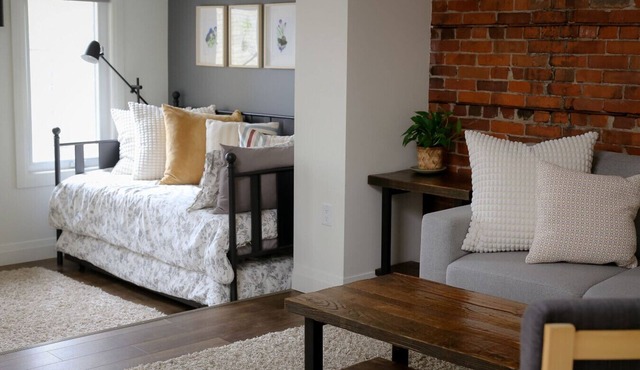 Debonaire Suite: Modern - Calm - Downtown