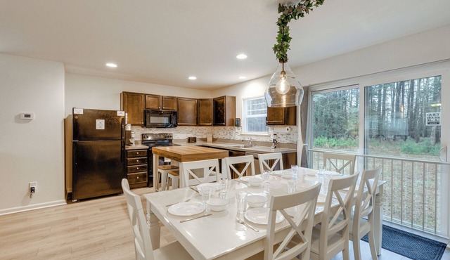 Deck & EV Charger: Coastal Retreat 1 Mi to Marina in Greenbackville