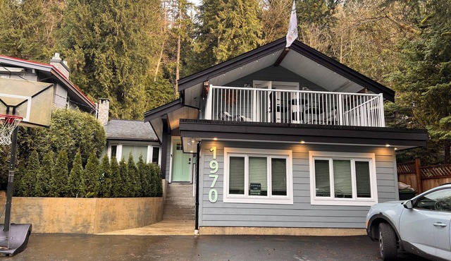 Deep Cove Retreat - Beautiful house just steps to the Ocean, Marina & Trails