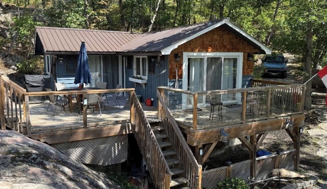 DELIGHTFUL 2 bedroom lake cottage on Stoney lake summer/fall bookings