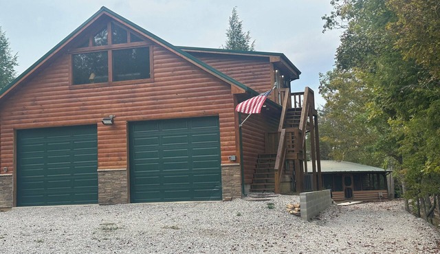 Delightful bunk cabin retreat in Parkers Lake with cozy charm in Parkers Lake