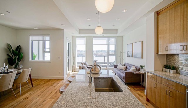 Deluxe River View 2 Bedroom Townhome 3 Mins to Columbia Sky Train and Pier Park