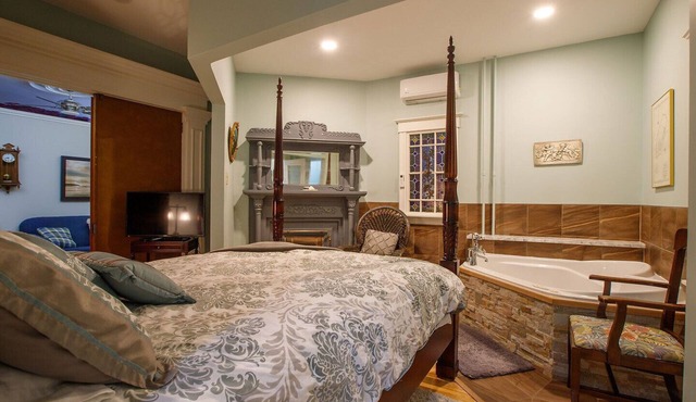 Deluxe suite, double whirlpool bath, 4 poster queen bed