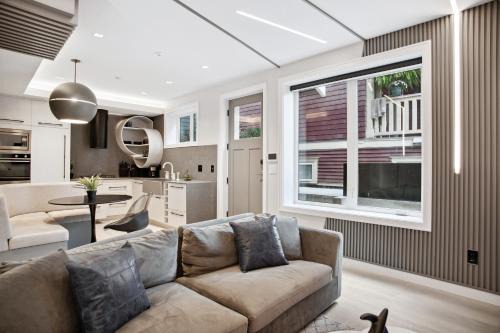 Designer 2BR in Downtown Steps from Sunset Beach