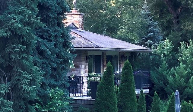 Designer 3-bedroom home near downtown in park like setting